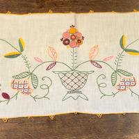 Centrotavola della nonna in lino ricamo a mano