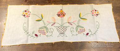 Centrotavola della nonna in lino ricamo a mano