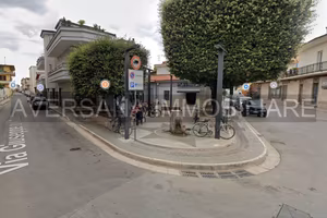 Locale commerciale di 330 mq con spazio antistante