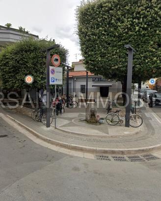Locale commerciale di 330 mq con spazio antistante