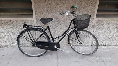 donna ragazza 26 con cestino pronta all'uso 