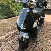Vespa GTS 300 nera