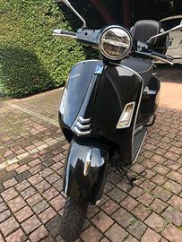 Vespa GTS 300 nera