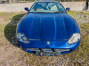 Jaguar XKR 4.0 v8 anno 1999 per ricambi (2a)