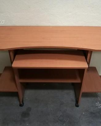 Scrivania e porta tv con ruote