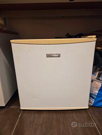 Frigo piccolo con mini congelatore