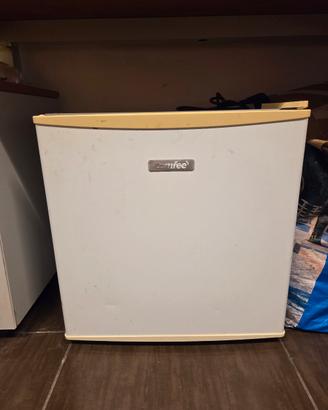 Frigo piccolo con mini congelatore