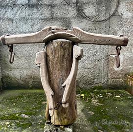 Antico giogo con decori .