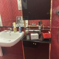 Mobiletto e lavello per bagno e specchio