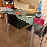 Tavolo in vetro allungabile