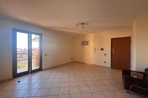 Appartamento 100 mq ccon box auto - vitulazio
