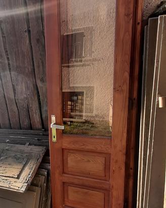 Porta a due ante con maniglione, chiusura a chiave