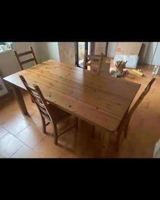 Tavolo legno color noce e 4 sedie 