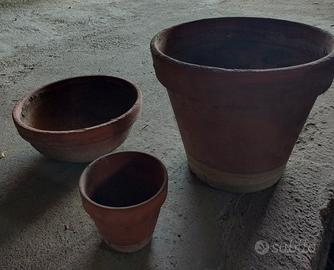 Vasi in plastica e in terracotta.