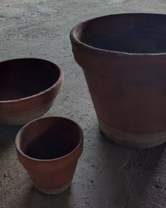 Vasi in plastica e in terracotta.