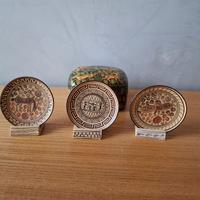 Scatoletta vintage con 3 piattini e sostegni