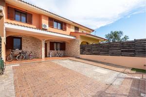 Villa A Schiera Su Tre Livelli Con Giardino. Capot