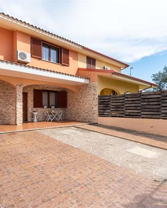 Villa A Schiera Su Tre Livelli Con Giardino. Capot