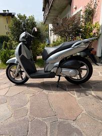 Scooter SH Honda 150 grigio metallizzato 