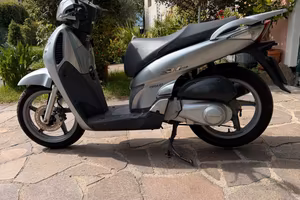 Scooter SH Honda 150 grigio metallizzato 