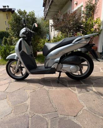 Scooter SH Honda 150 grigio metallizzato 