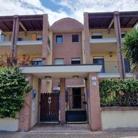 VILLETTA BIFAMILIARE CON AMPIA CORTE PRIVATA