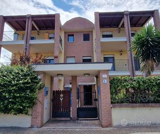 VILLETTA BIFAMILIARE CON AMPIA CORTE PRIVATA