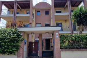 VILLETTA BIFAMILIARE CON AMPIA CORTE PRIVATA