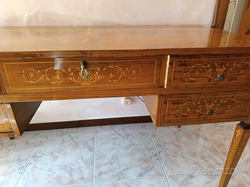 Scrivania in stile Luigi XVI con intarsi