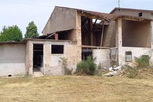 Grande Casale da Ristrutturare con Terreno Castigl