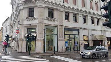 AMPIO LOCALE COMMERCIALE VARIE POSSIBILITA'