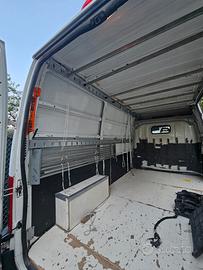 allestimento porta vestiti per furgone