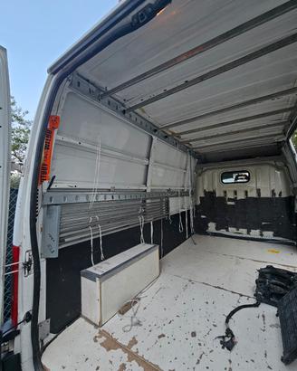 allestimento porta vestiti per furgone