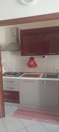 Cucina completamente di elettrodomestici