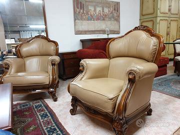 Divano e poltrone in legno e pelle