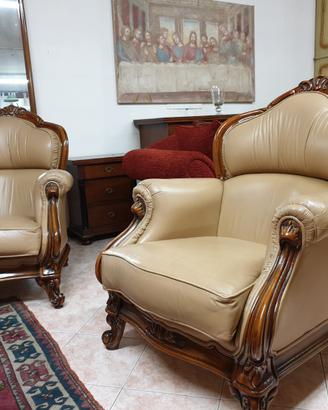 Divano e poltrone in legno e pelle