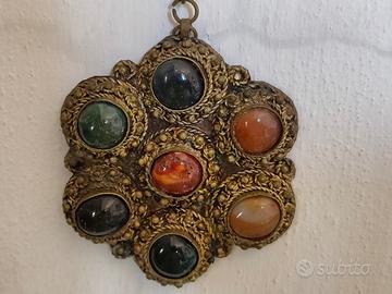 MEDAGLIONE NEPAL in ottone lavorato e pietre dure