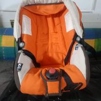 Seggiolino auto per neonati.