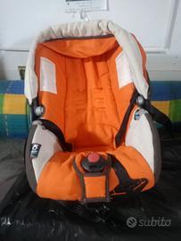 Seggiolino auto per neonati.