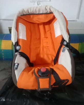 Seggiolino auto per neonati.