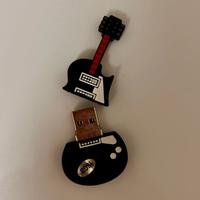 Chiavetta USB a forma di chitarra elettrica.