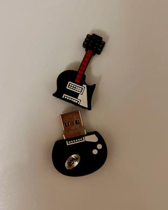 Chiavetta USB a forma di chitarra elettrica.