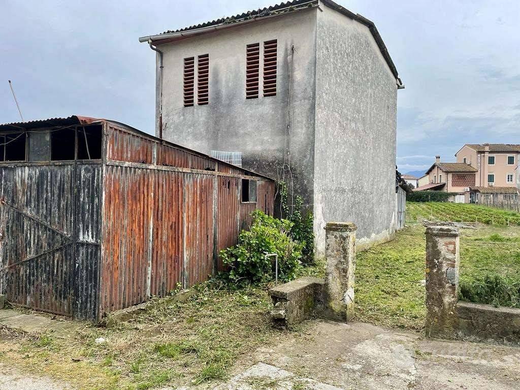 Rustico / Casale di 130 m² con 4 locali a Lucca - Altro