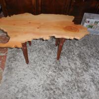 Tavolino in legno a forma di Sardegna