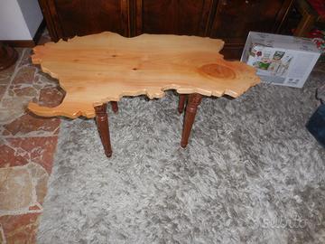 Tavolino in legno a forma di Sardegna