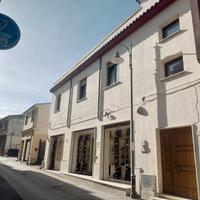 Trivano con cucina abitabile,giardino e dependance