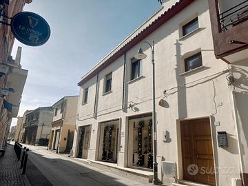 Trivano con cucina abitabile,giardino e dependance