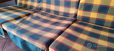 Divano in legno tre posti completo di cuscini