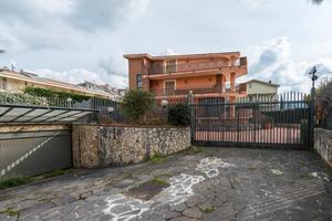 Villa di prestigio con piscina, giardino e garage