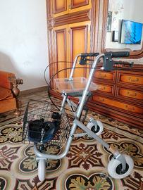 Deambulatore leggero con seduta